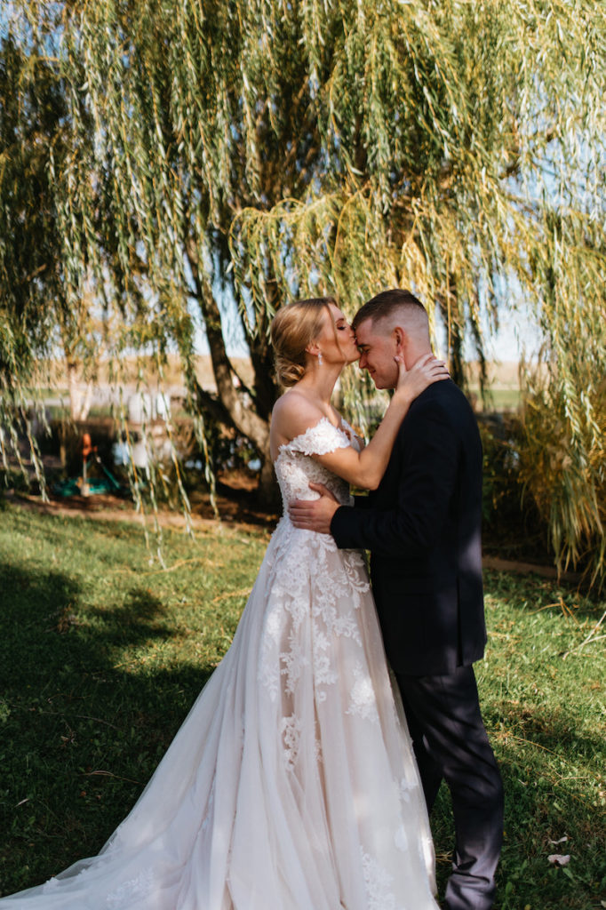 Sneak peek photos of the bride and groom shot by Aubree Taylor photography. 